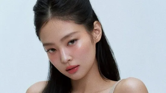 Jennie and Jang Won Young Overcome Injuries to Show Stellar Stages - blurstory