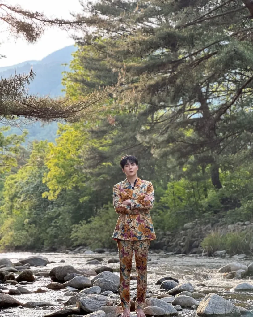 Kim Seon-ho's Male Visuals Stun Fans in New Photo Shoot - Blurstory