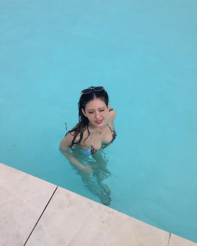 Jeon So-mi’s Lake Como Bikini Photos Bring Summer Vibes to Monday2