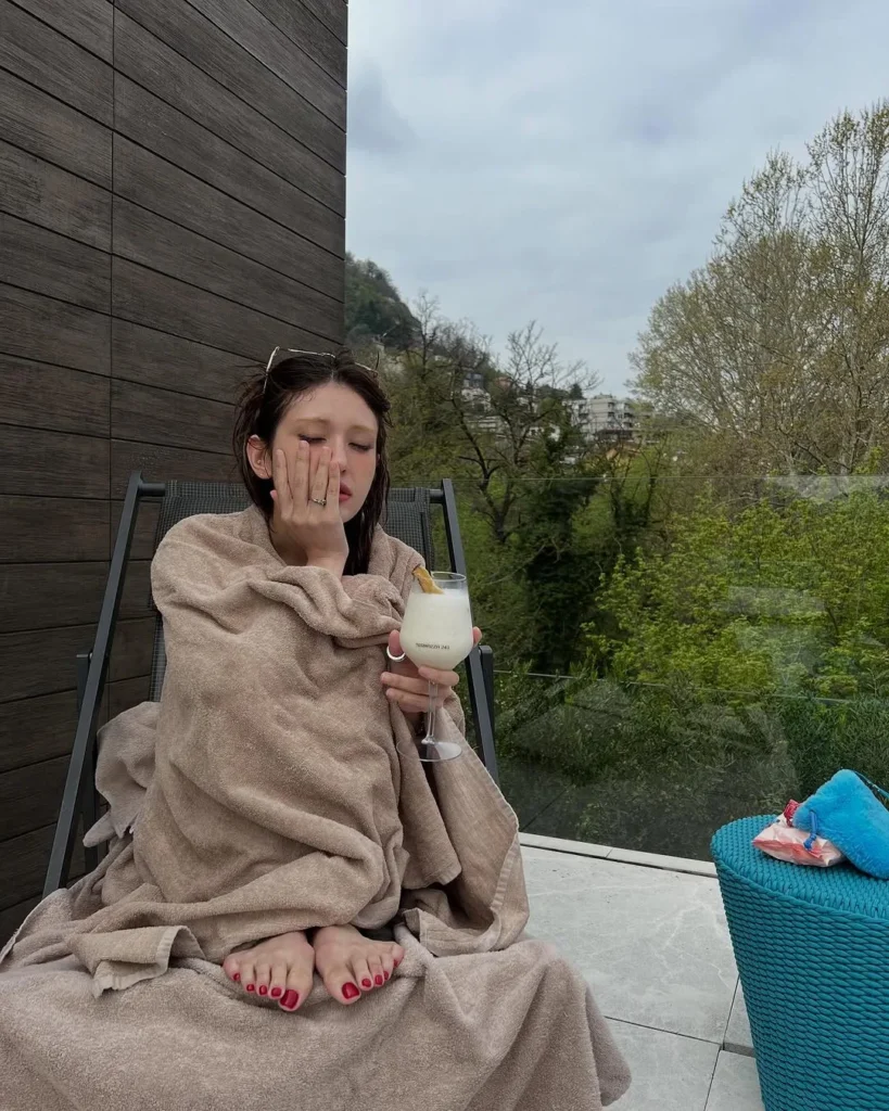 Jeon So-mi’s Lake Como Bikini Photos Bring Summer Vibes to Monday8